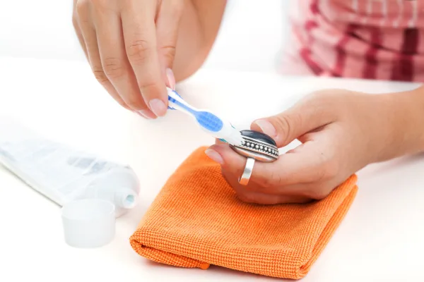 Aprenda a limpar prata sem danificar peças